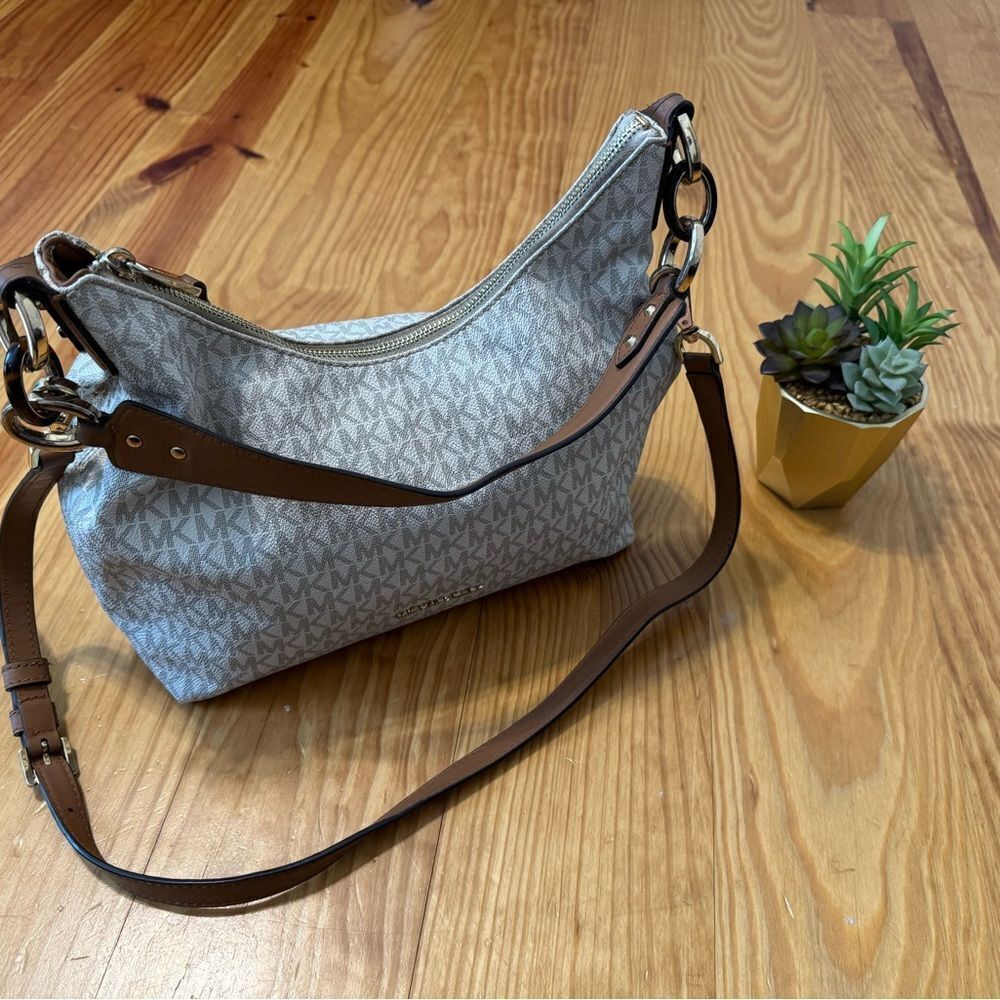 Michael Kors Isabella Convertible Shoulder Bag Purse Over The Shoulder Cream
